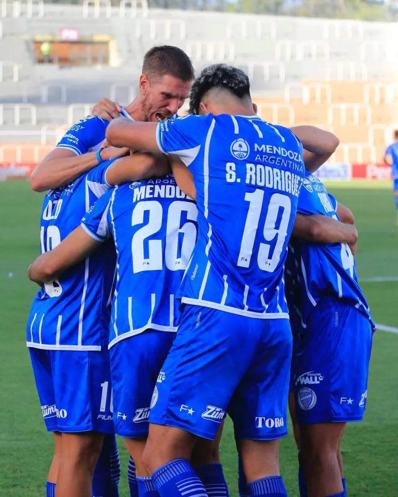 Salomón Rodríguez junto a sus compañeros en Godoy Cruz. (Foto: salorodriguez0)