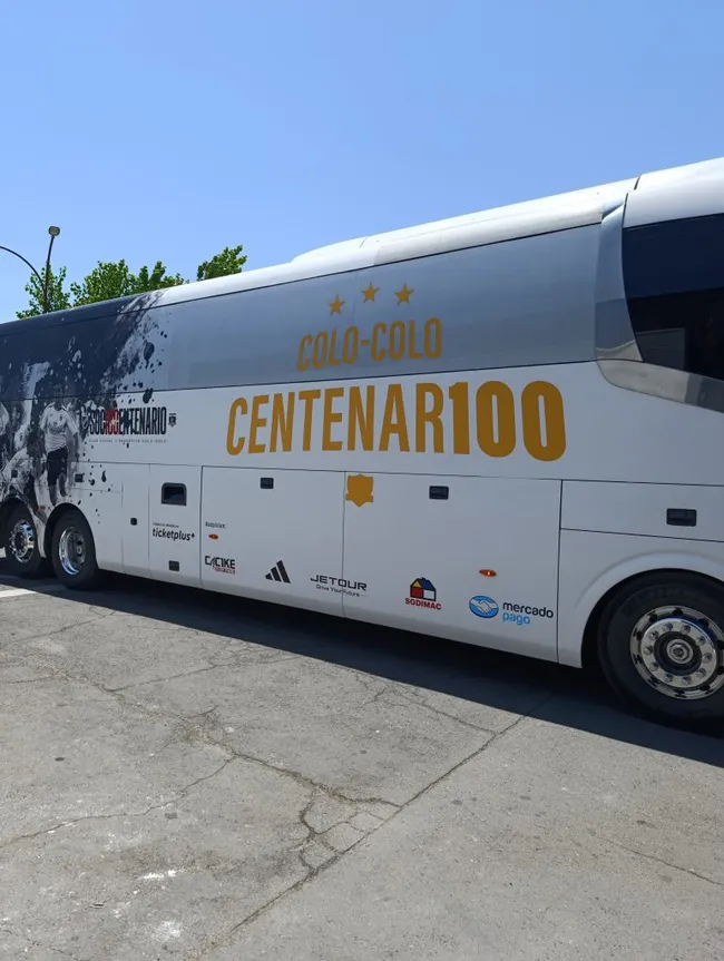 El bus que acompañará a las leyendas de Colo Colo durante su periplo por Chile