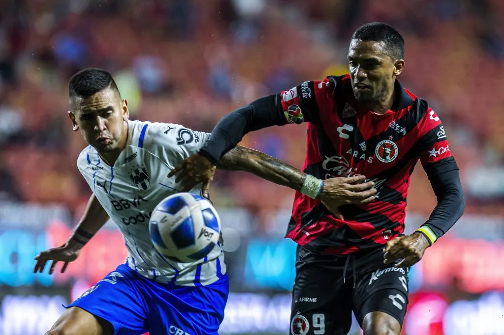 El formado en Audax Italiano es seguido por el Cacique. 