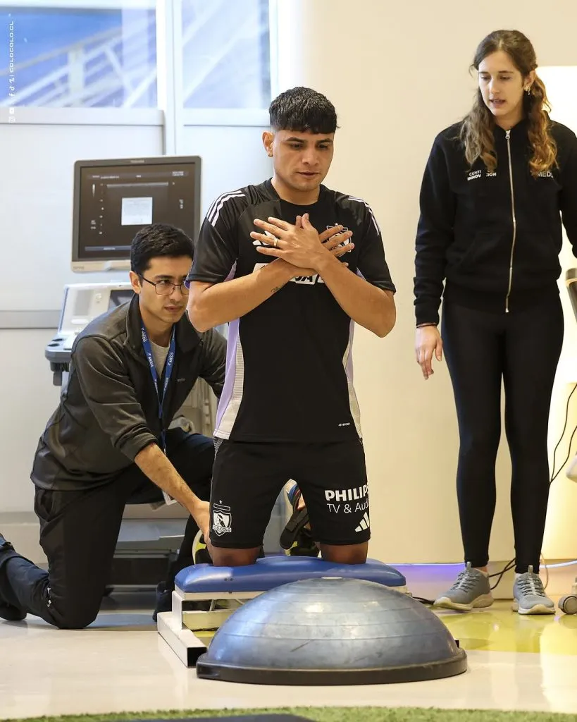 Claudio Aquino ya firmó su contrato con Colo Colo. Imagen: Colo Colo Oficial