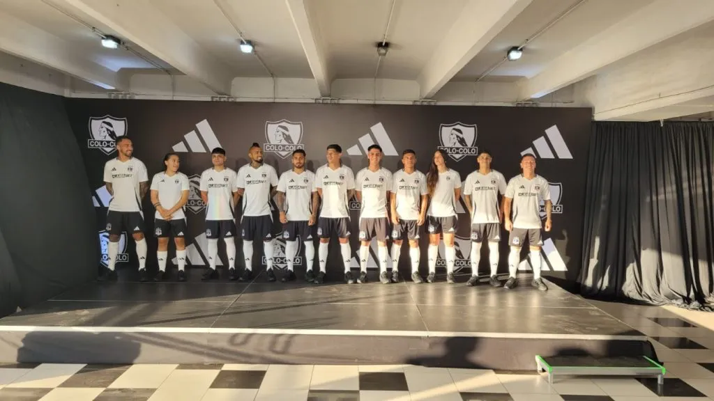 Colo Colo presentó su camiseta blanca del 2025.  Imagen: DaleAlbo