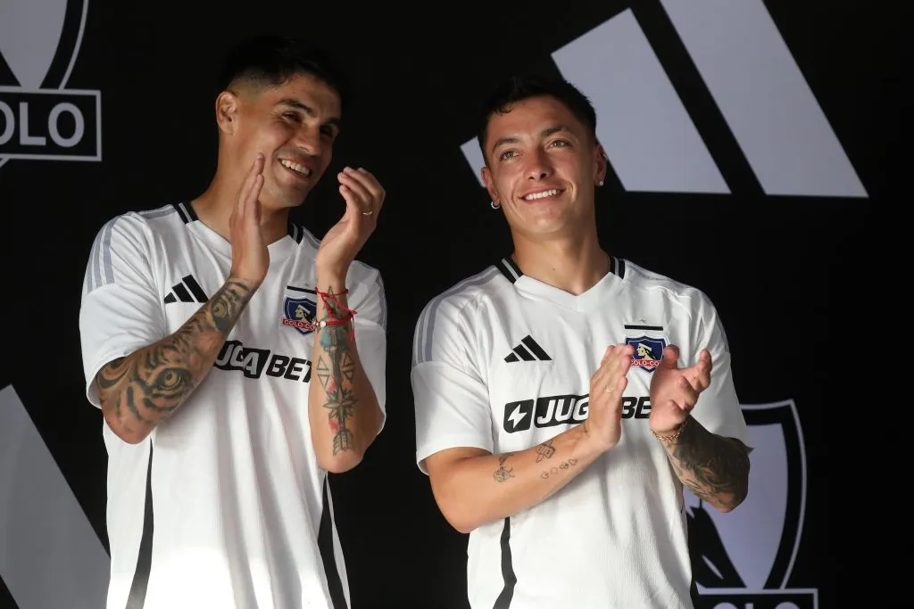 Cristián Zavala y Erick Wiemberg en la presentación de la camiseta colocolina. (Foto: Photosport)