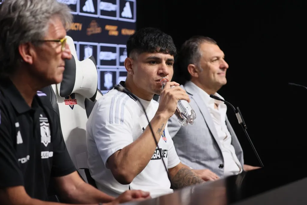 Claudio Aquino fue presentado con bombos y platillos en el Estadio Monumental.