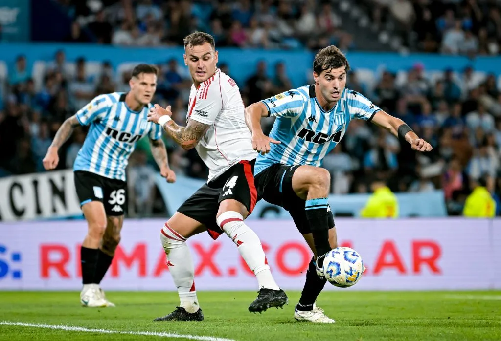 Racing Club enfrentando a River Plate en la Liga Profesional. (Foto: Getty Images)