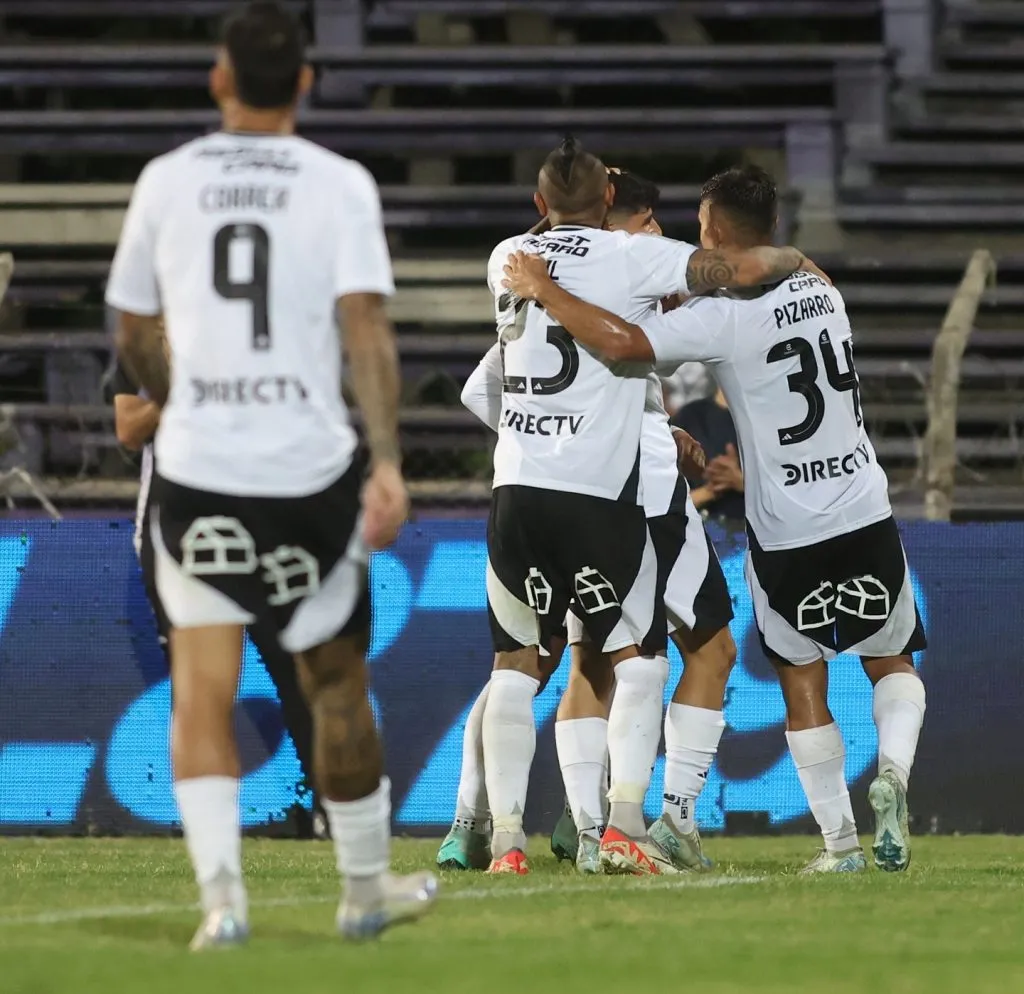 Arturo Vidal celebrando con sus compañeros el gol de Alexander Oroz. (Foto: Colo Colo)