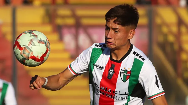 Aseguran que Colo Colo mira a Iván Román para reemplazar a Maximiliano Falcón.
