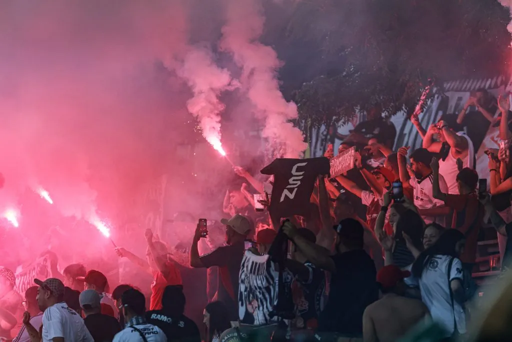 Los hinchas de Colo Colo presentes en Uruguay. (Foto: Photosport)