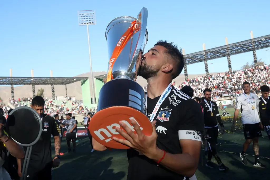 Emiliano Amor alzando el último trofeo de campeón en el Campeonato Nacional. (Foto: Photosport)