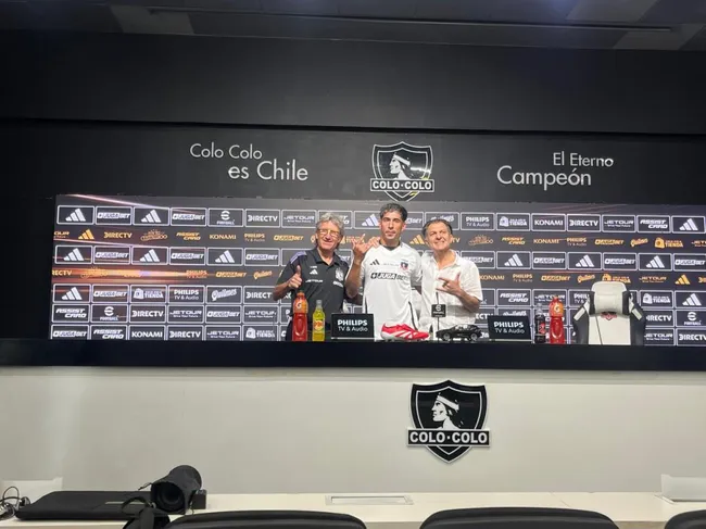 Salomón Rodríguez posando con la camiseta de Colo Colo