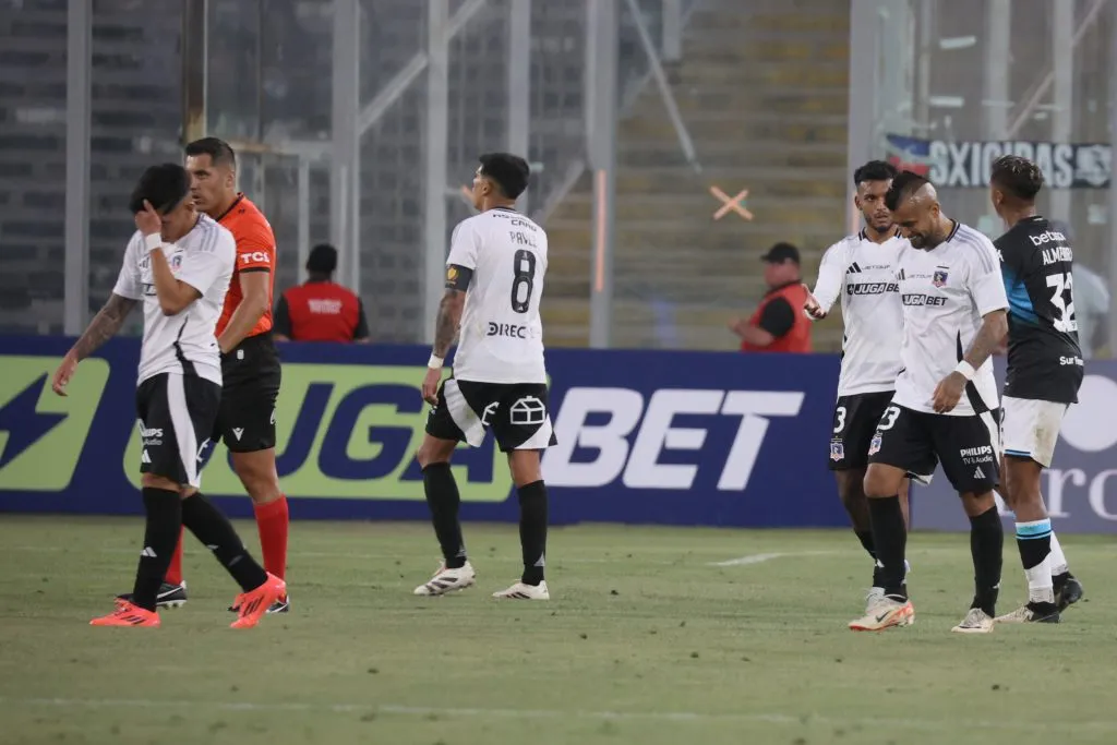 Jugadores de Colo Colo tras la caída con Racing. (Foto: Photosport)