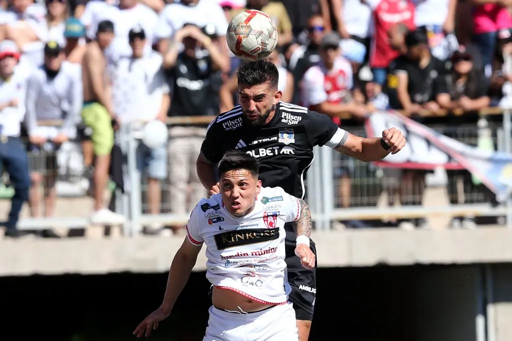 Emiliano Amor en disputa del balón durante el partido con Deportes Copiapó. (Foto: Photosport)