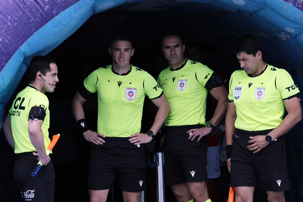 Gastón Philippe junto a su cuerpo arbitral. (Foto: Photosport)