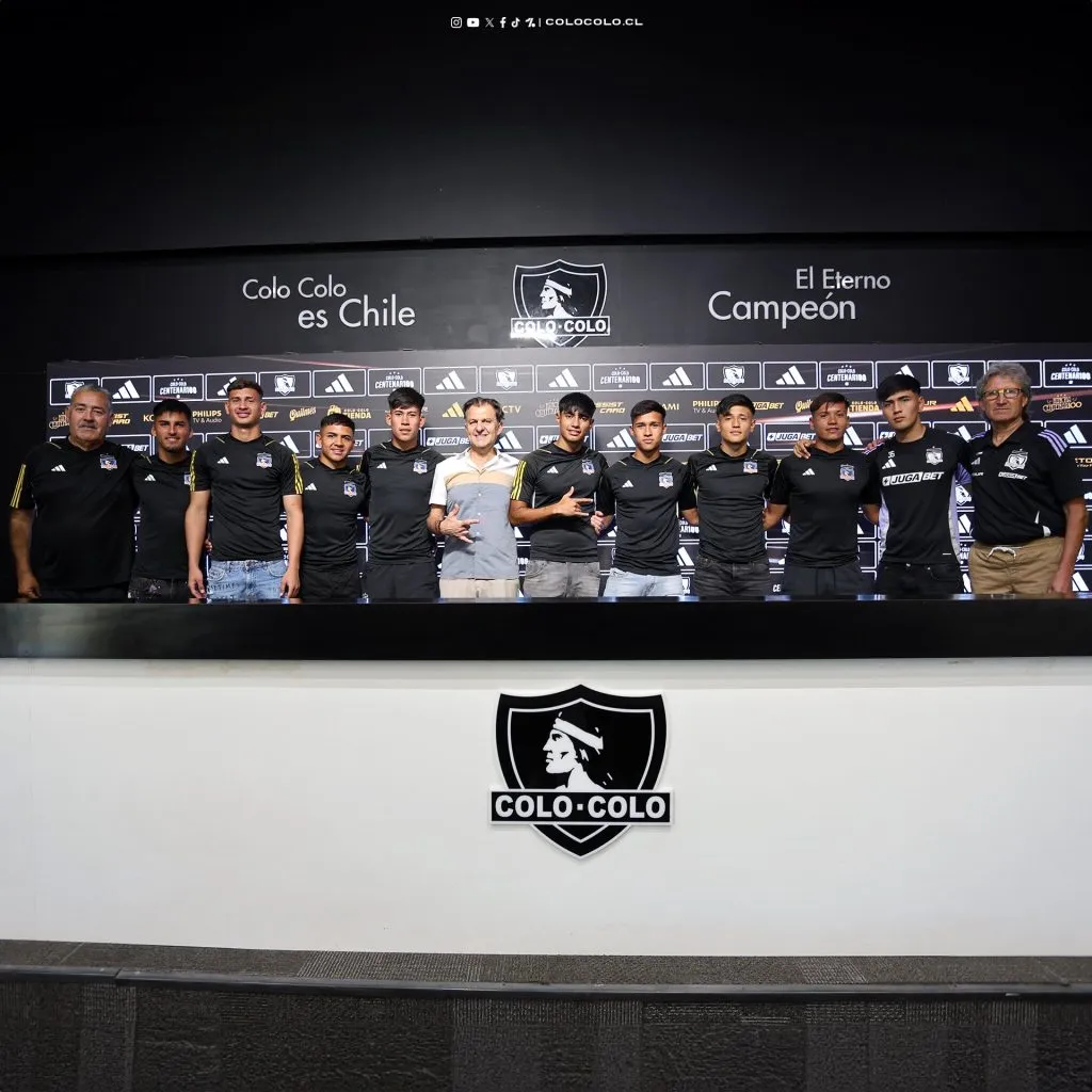 Los nueve futbolistas que firmaron su primer contrato en Colo Colo | Foto: Colo Colo