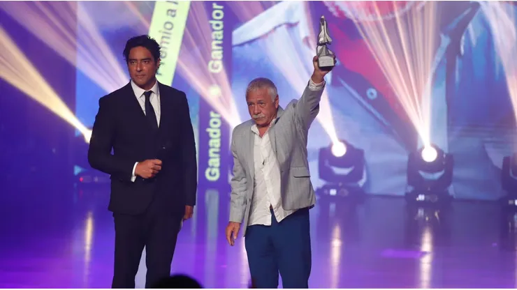 Carlos Caszely recibió su primer Copihue de Oro.