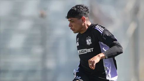 Aquino se roba la mirada con un golazo de tiro libre en entrenamiento.