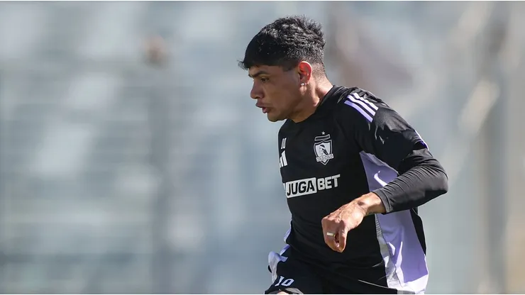 Aquino se roba la mirada con un golazo de tiro libre en entrenamiento.