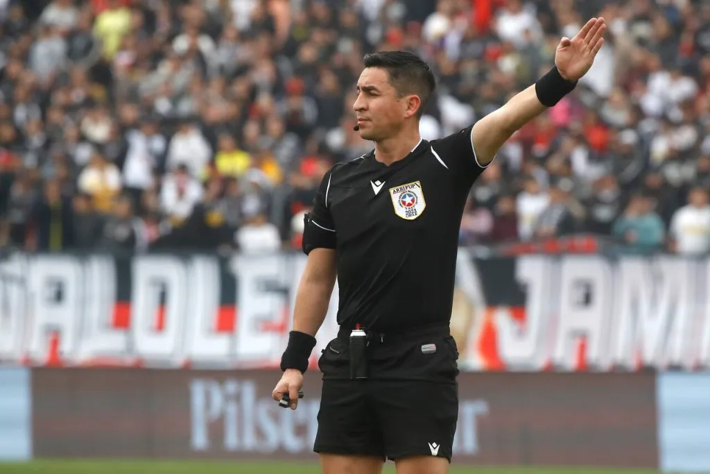 Miguel Araos será el juez entre Colo Colo y Santiago Wanderers. Imagen: Jonnathan Oyarzun/Photosport