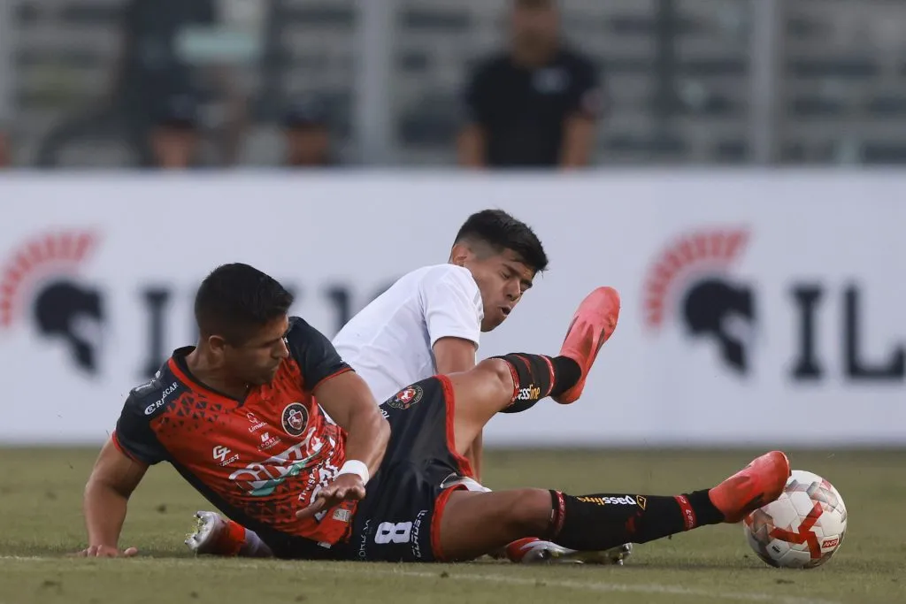 La cancha del Monumental se llena de críticas en Colo Colo. 