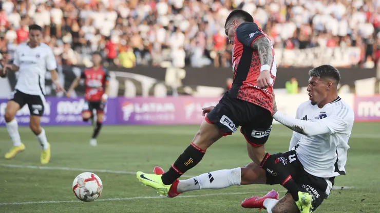 Colo Colo presentó una cancha en malas condiciones.
