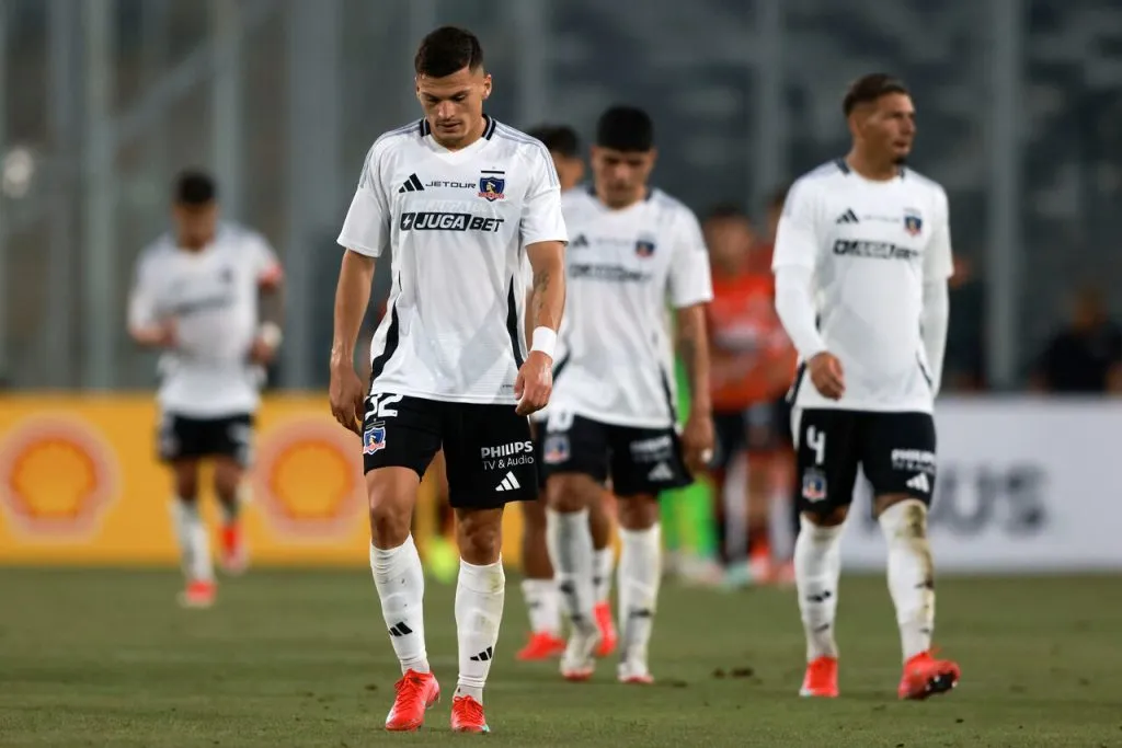 La cancha del Estadio Monumental vuelve a ser un dolor de cabeza para Colo Colo.Imagen: Photosport
