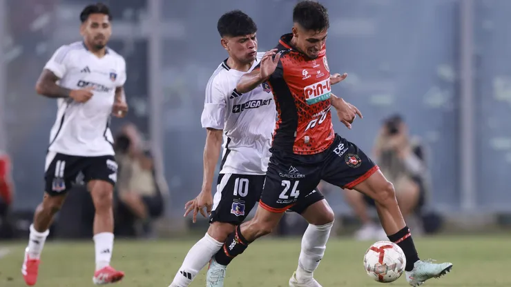 Dylan Portilla jugando por Limache ante Colo Colo.