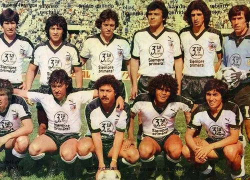 Elías Figueroa, ubicado arriba. siendo el cuarto de izquierda a derecha en Colo Colo en el año 1982. Imagen: Archivo