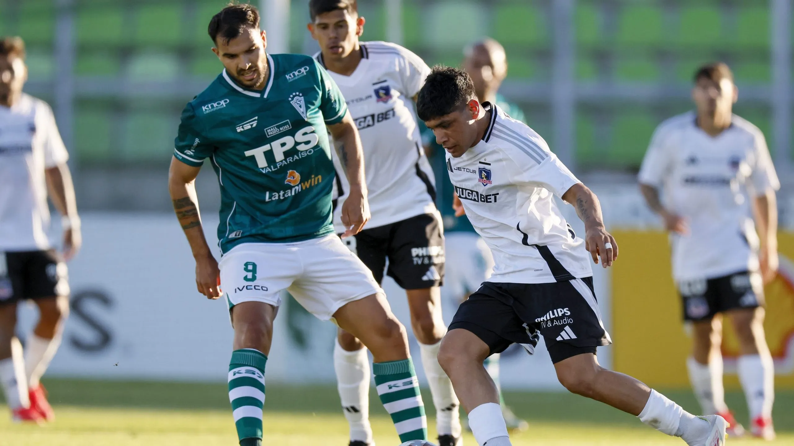 Caszely se refirió al estilo de juego de Aquino en Colo Colo | Foto: Photosport