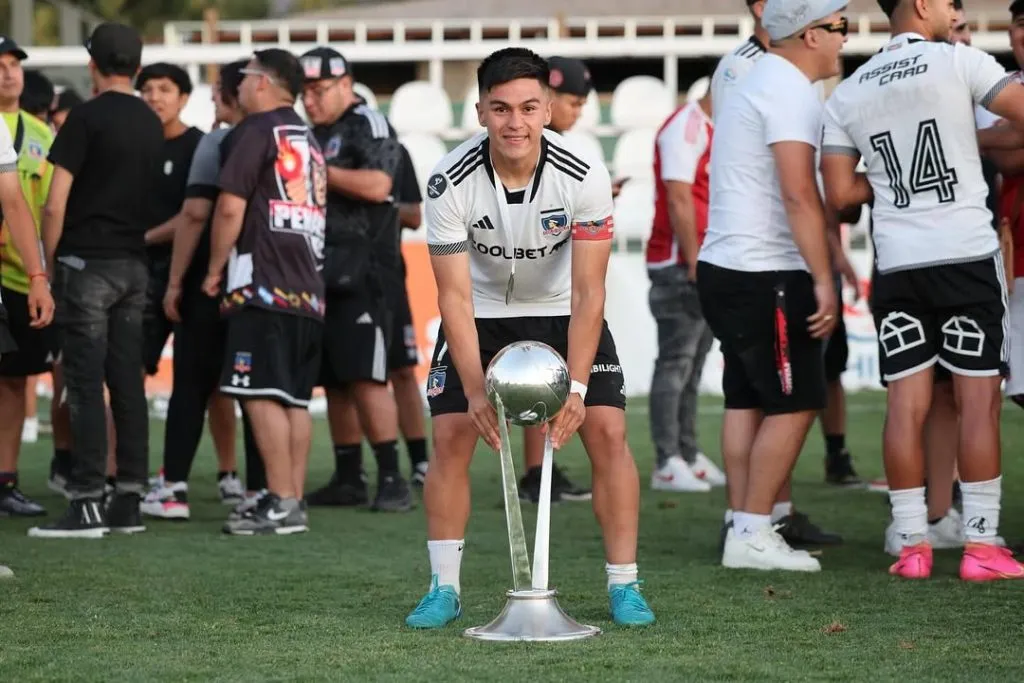 Bastián Silva con el trofeo de campeón con Colo Colo Proyección. (Foto: bastian_silva8)