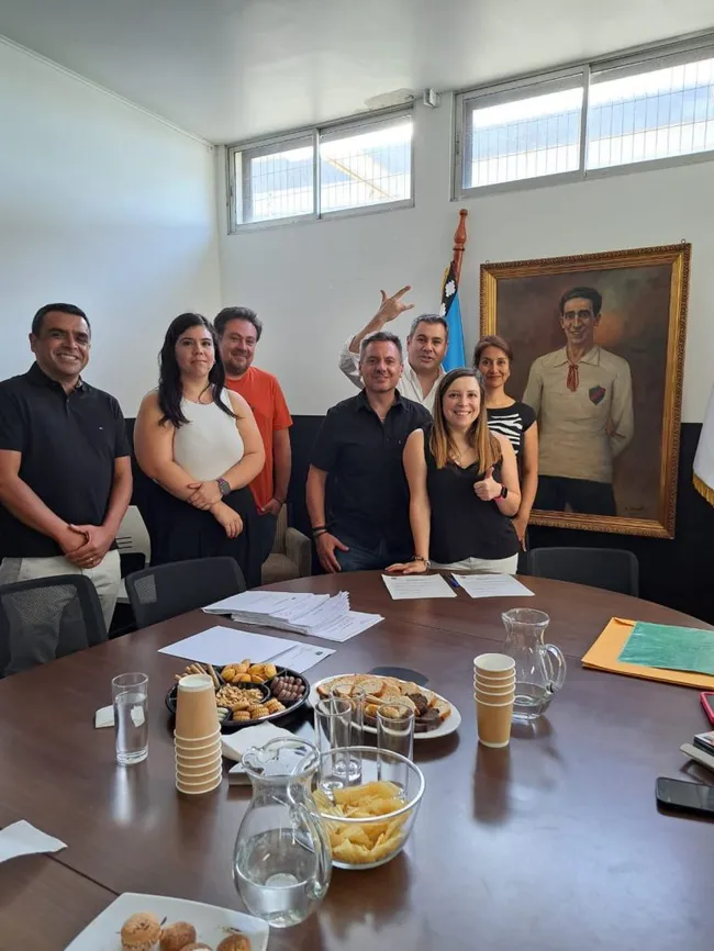 La agrupación Colo Colo Transparente inscribiendo su candidatura para las elecciones. Imagen: Cedida