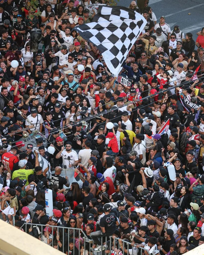 Hinchas en el hotelazo en Viña del Mar. (Foto: Colo Colo)