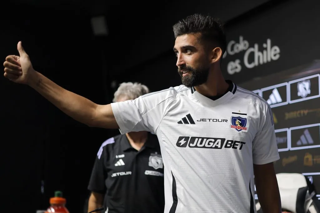 Emiliano Amor en su presentación con Colo Colo. (Foto: Photosport)