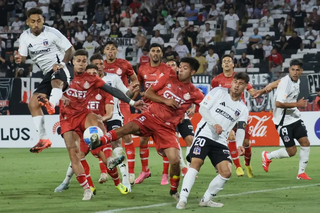 Alexander Oroz con el brazalete de capitán en Colo Colo. (Foto: Photosport)