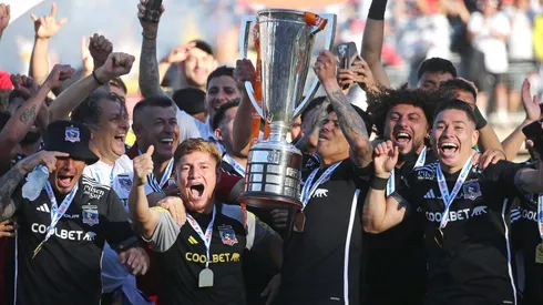 Los jugadores de Colo Colo festejan el título en el Campeonato Nacional 2024.