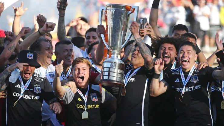 Los jugadores de Colo Colo festejan el título en el Campeonato Nacional 2024.