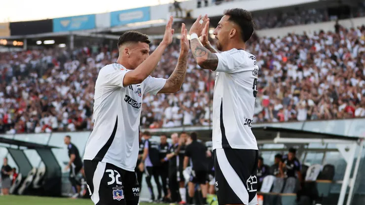 Javier Correa festeja junto a Lucas Cepeda uno de sus tres goles en la victoria por 4-0 de Colo Colo ante Unión San Felipe.
