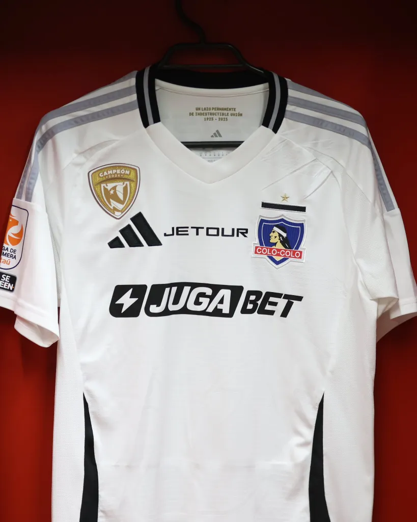 La camiseta de Colo Colo con el parche de campeón