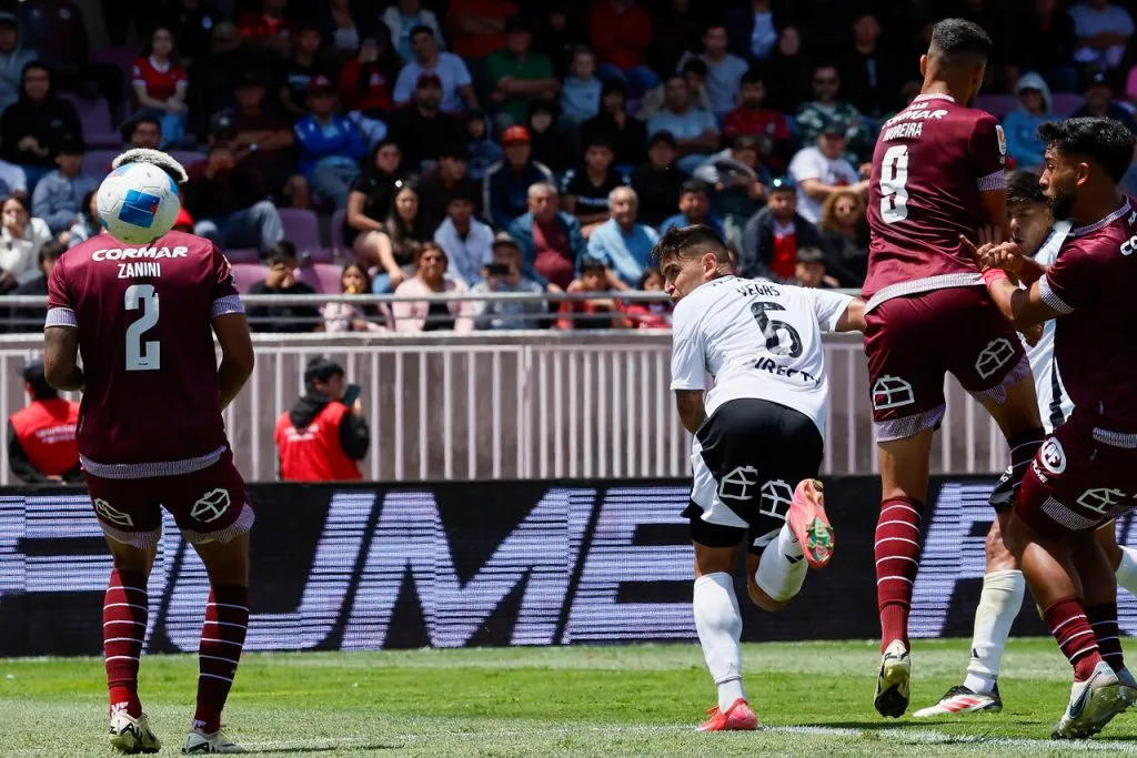 Sebastián Vegas anotó de cabeza en el triunfo de Colo Colo. Imagen: Andres Pina/Photosport
