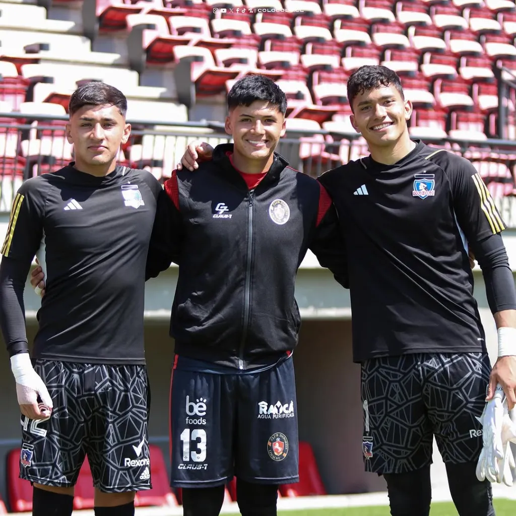 Benjamín Morales posa junto a sus ex compañeros de Colo Colo.