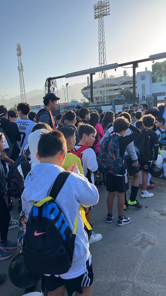 Parte de los niños de las escuelas de fútbol de Colo Colo que llegaron al Monumental. | Imagen: Cedida a DaleAlbo.