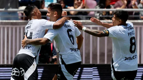 Los jugadores de Colo Colo festejan uno de sus goles en la victoria por 3-1 ante Deportes La Serena.