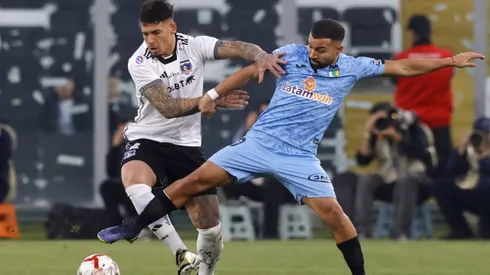 Alan Saldivia disputando el balón con Bryan Rabello.