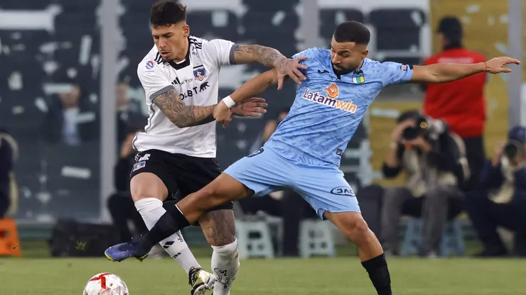 Alan Saldivia disputando el balón con Bryan Rabello.