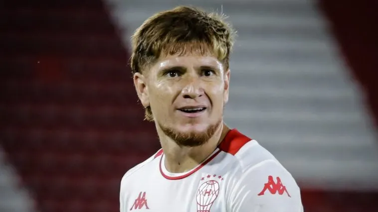 Leonardo Gil con la camiseta de Huracán