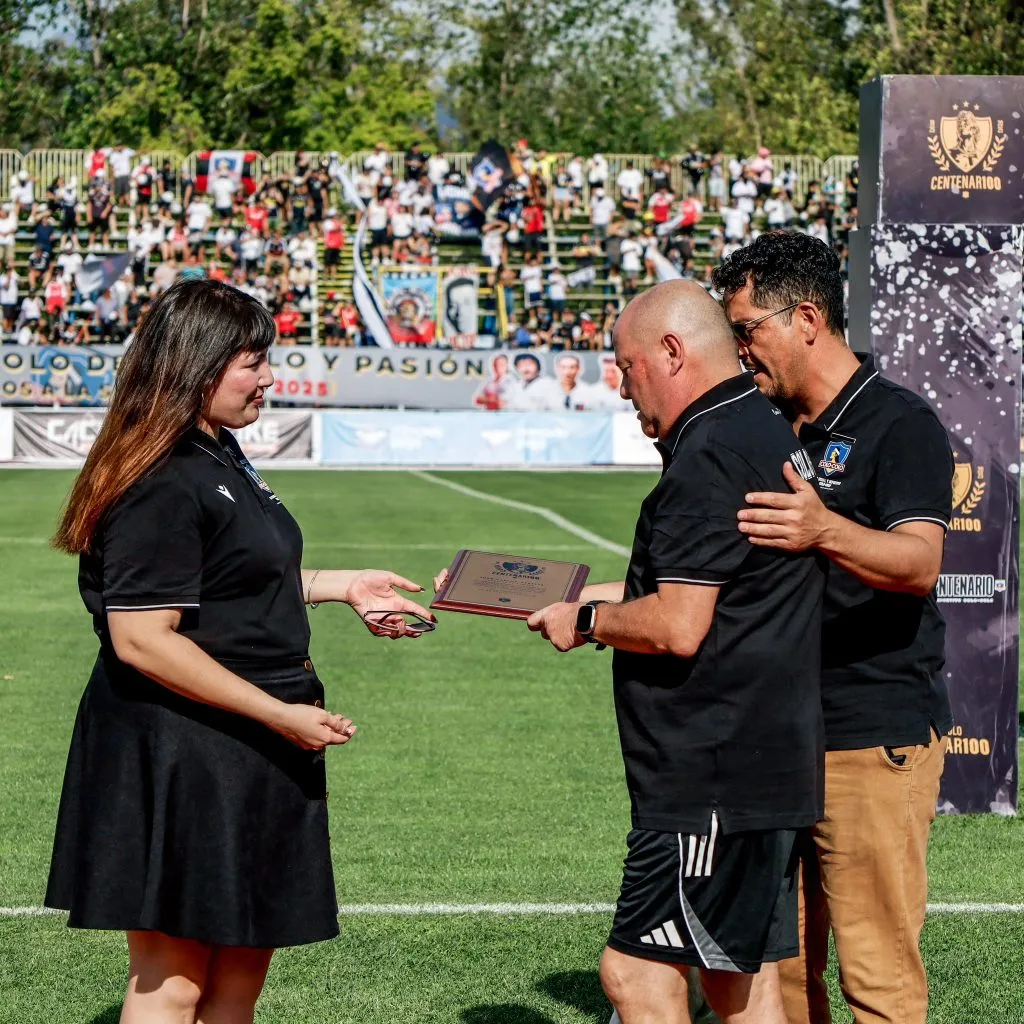 Juan Carlos Peralta recibiendo su homenaje en el partido de la Gira Centenario