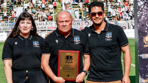 Juan Carlos Peralta recibiendo su condecoración.