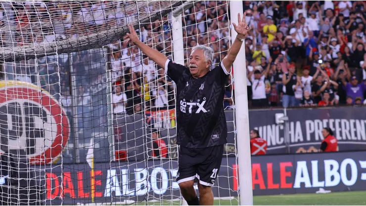 El especial reconocimiento de los hinchas de Colo Colo a Calos Caszely.