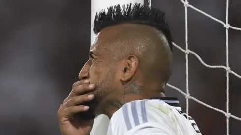 Jorge Almirón se refiere a la lesión de Arturo Vidal en derrota de Colo Colo.