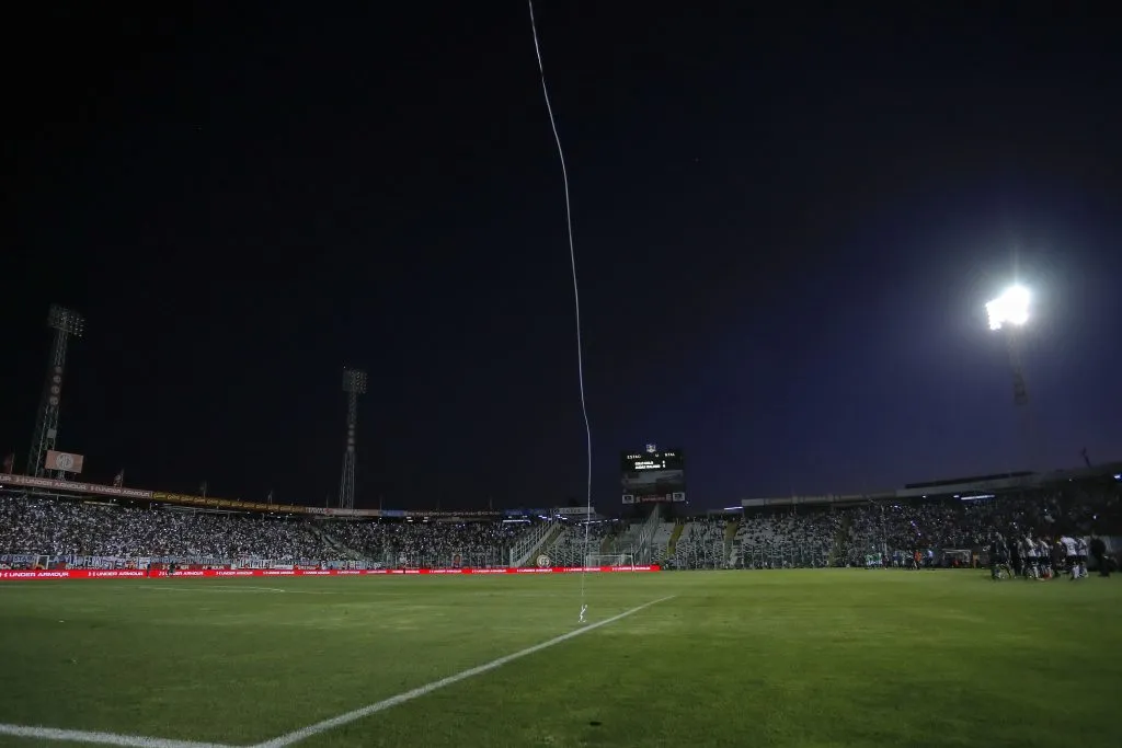 El Estadio Monumental quedó en penumbras en un partido entre Colo Colo y Audax Italiano
