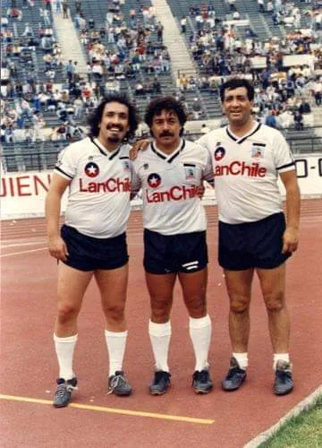 Miguel ‘Negro’ Piñera junto a Carlos Caszely y Hermógenes con H. (Foto: @DespliegueFutCL)
