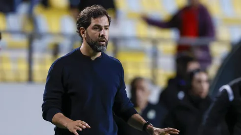 Gustavo Leal dirigiendo a Everton.